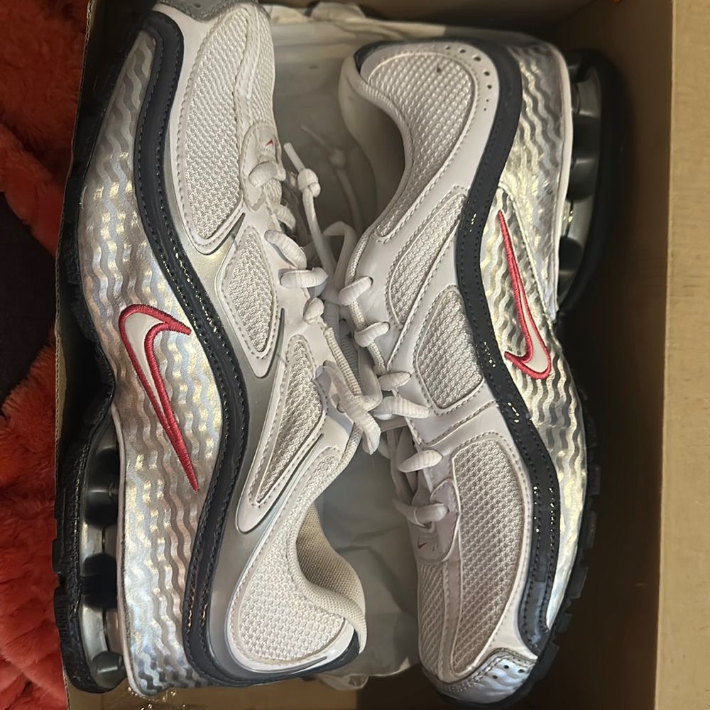 Women’s nike runner shoes.